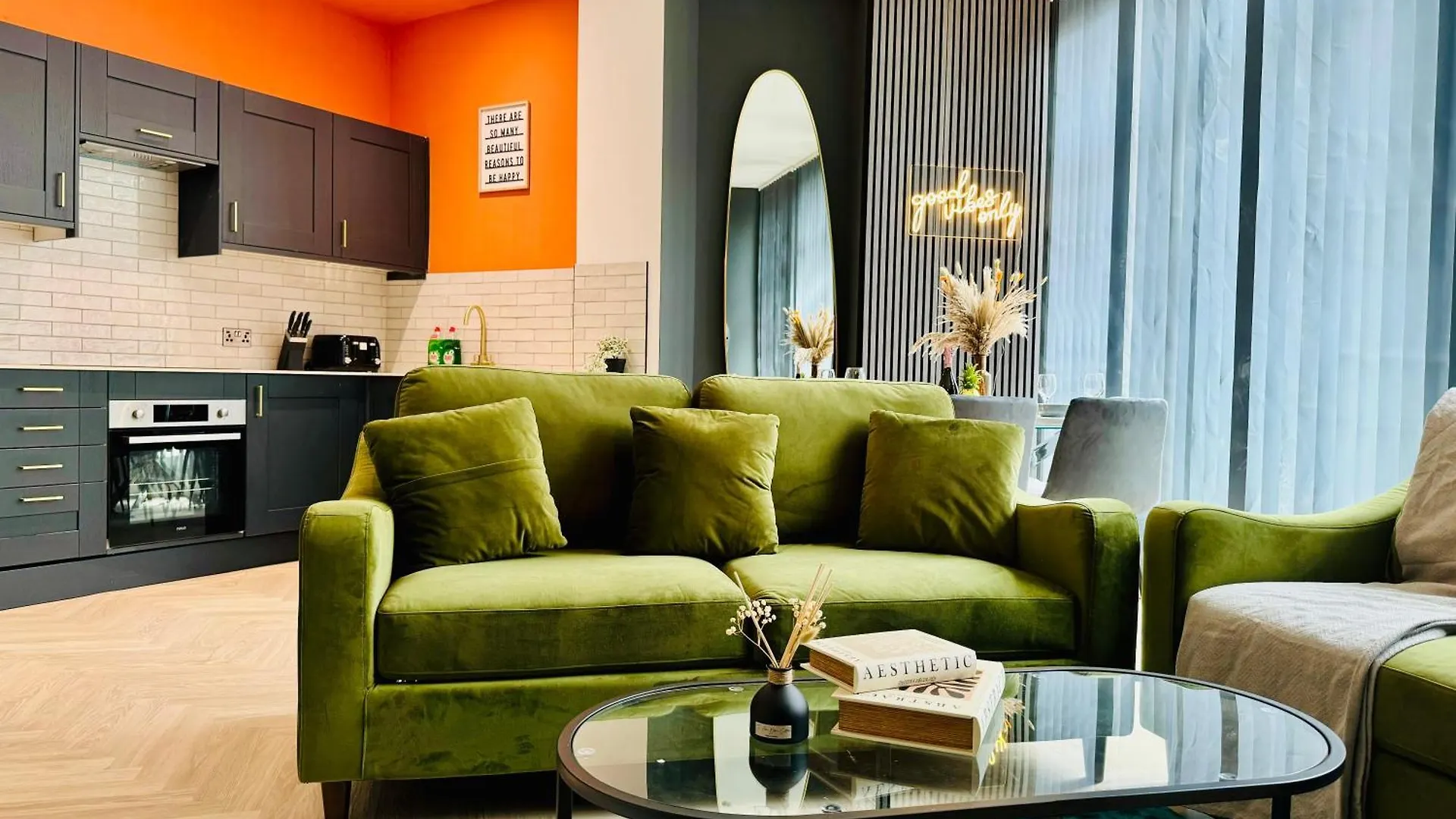 Apartment Next To Brighton Beach 3 Bedroom & 2 Bathroom Flat Sleep 12 Guests