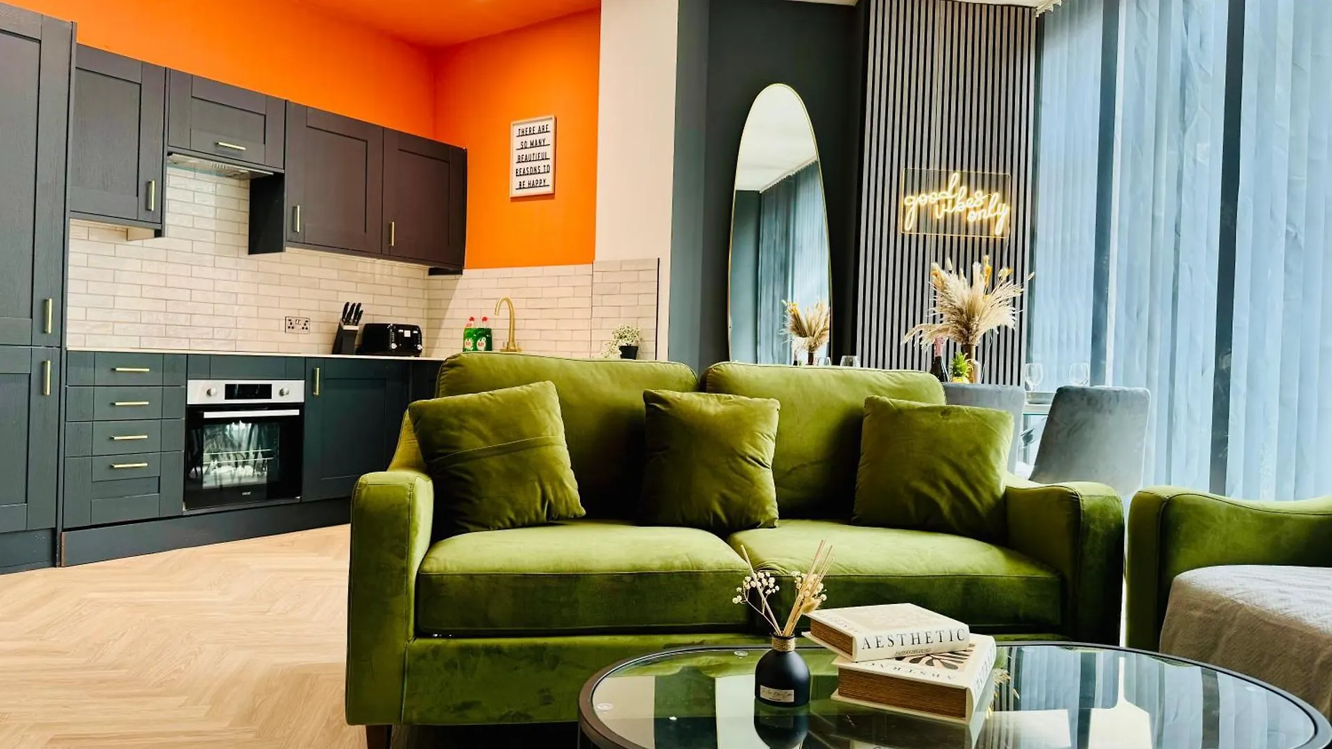 Next To Brighton Beach 3 Bedroom & 2 Bathroom Flat Sleep 12 Guests 0*,  United Kingdom