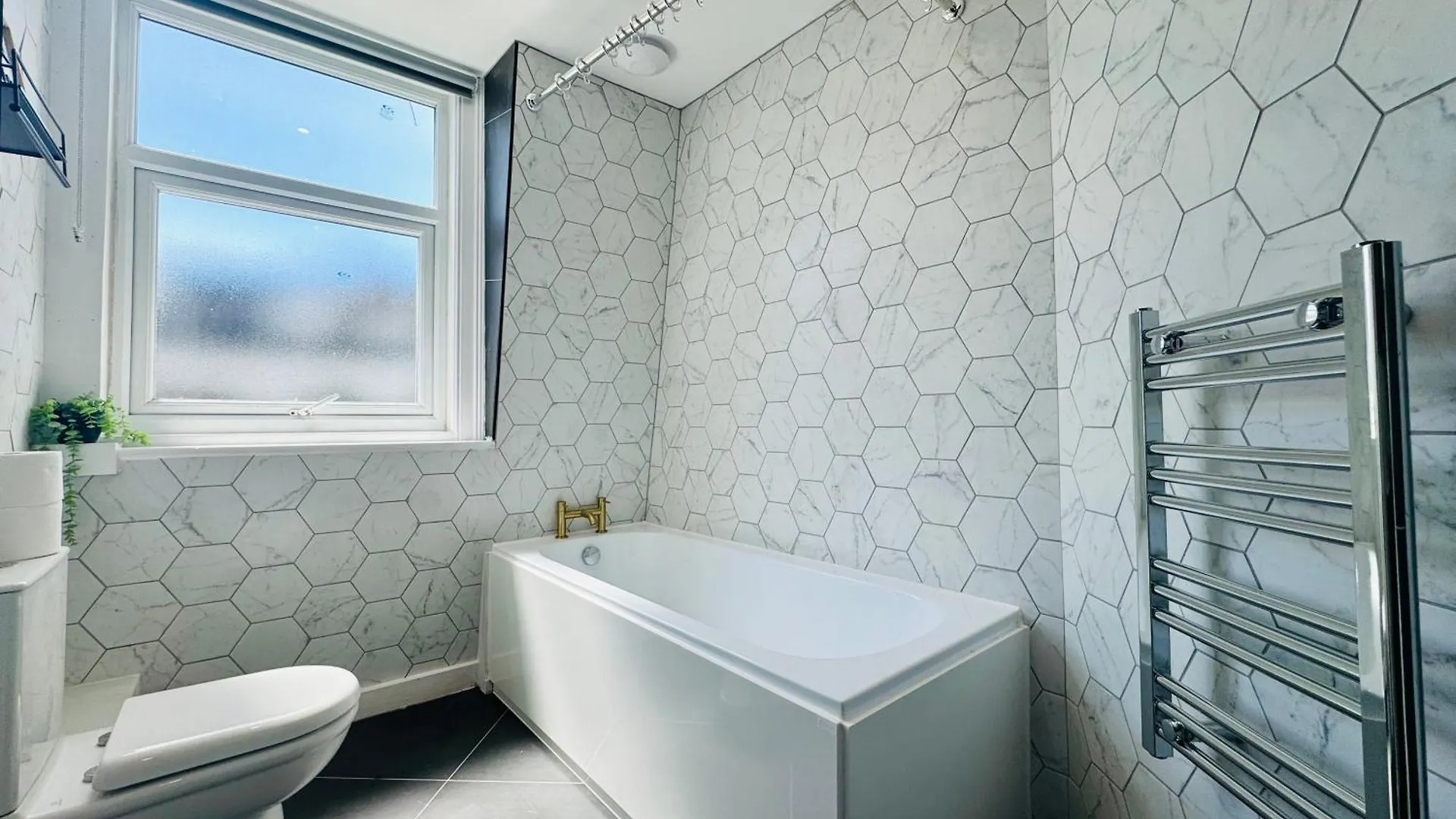 Next To Brighton Beach 3 Bedroom & 2 Bathroom Flat Sleep 12 Guests Apartment