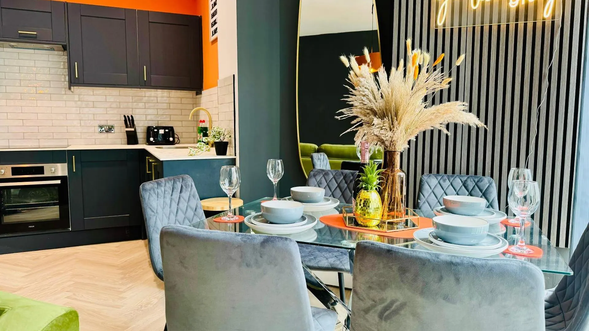 Next To Brighton Beach 3 Bedroom & 2 Bathroom Flat Sleep 12 Guests contacts