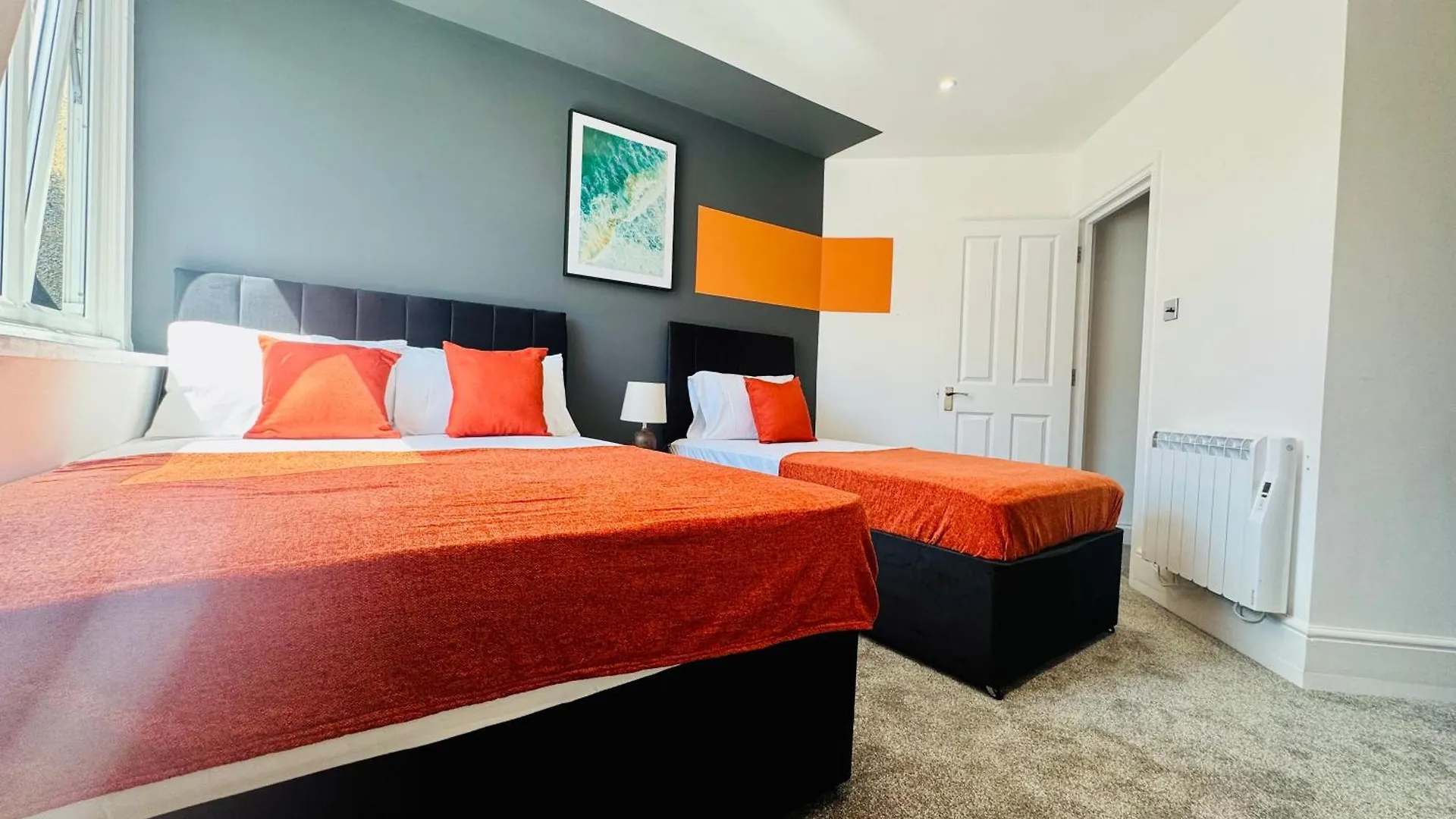 Next To Brighton Beach 3 Bedroom & 2 Bathroom Flat Sleep 12 Guests