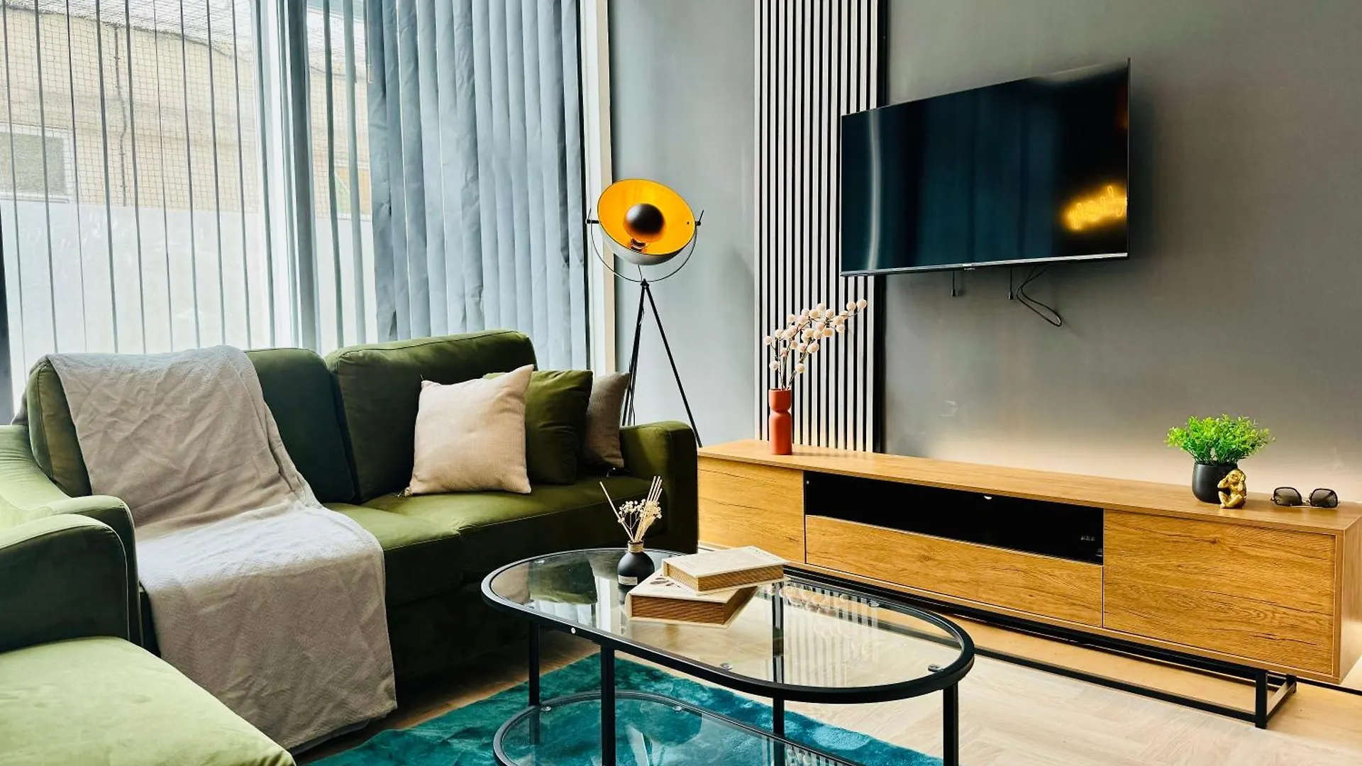 Next To Brighton Beach 3 Bedroom & 2 Bathroom Flat Sleep 12 Guests Apartment