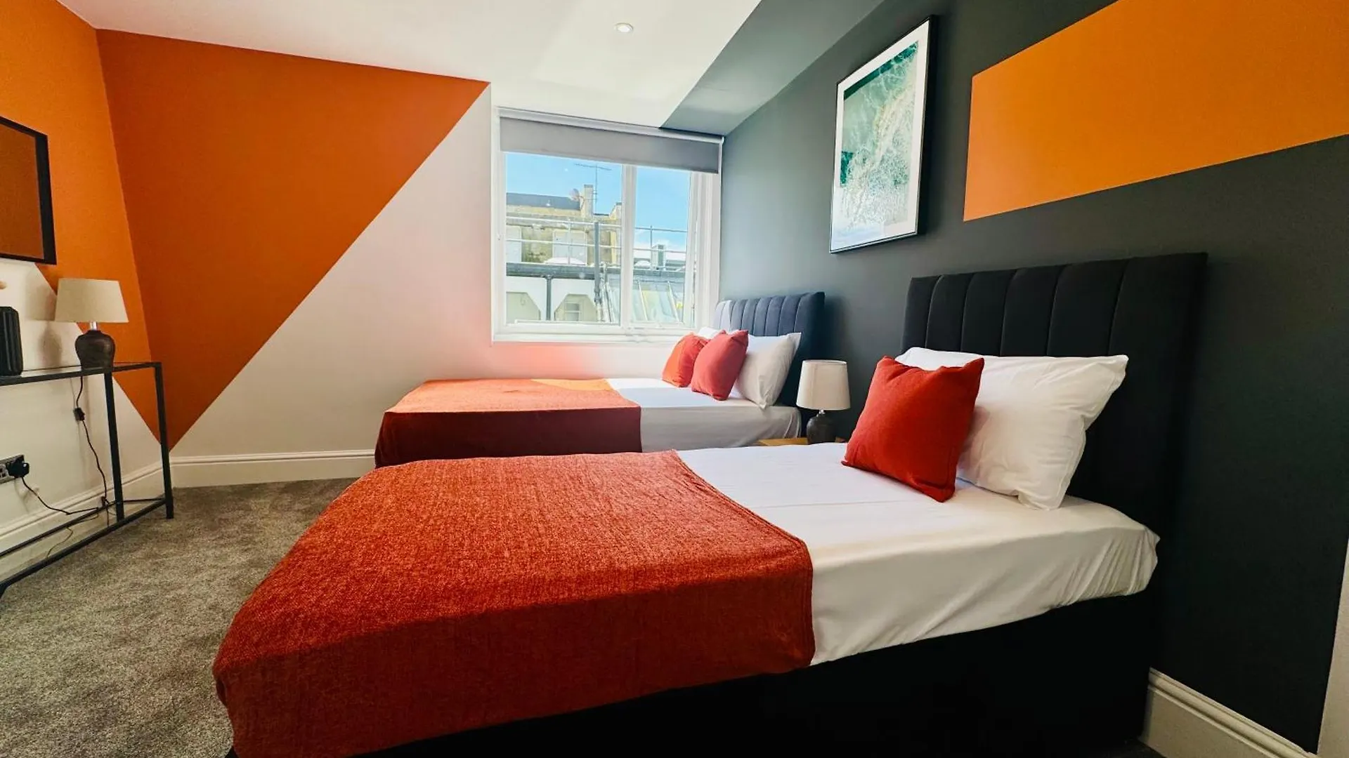 Next To Brighton Beach 3 Bedroom & 2 Bathroom Flat Sleep 12 Guests Apartment