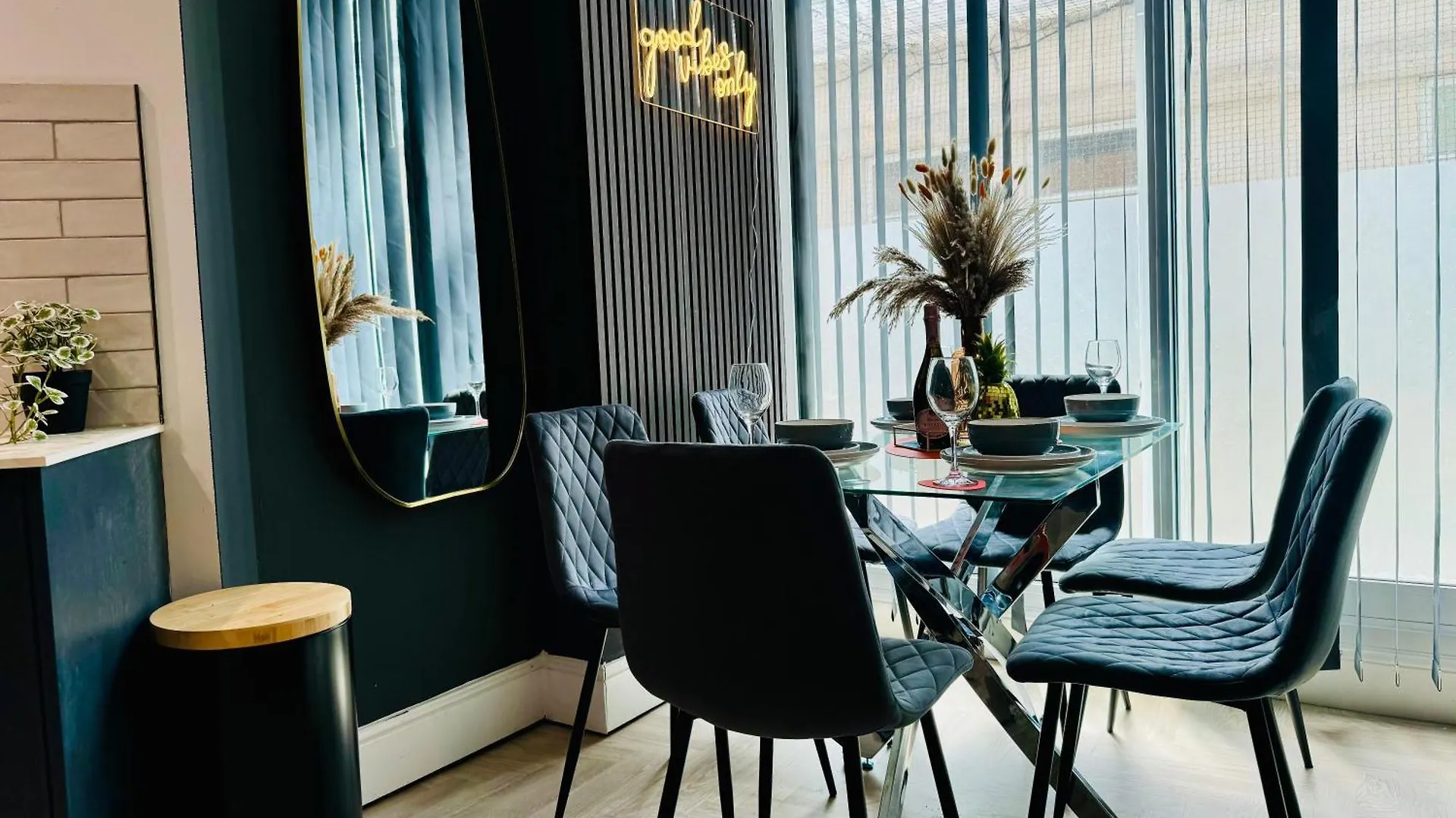 Next To Brighton Beach 3 Bedroom & 2 Bathroom Flat Sleep 12 Guests דירה