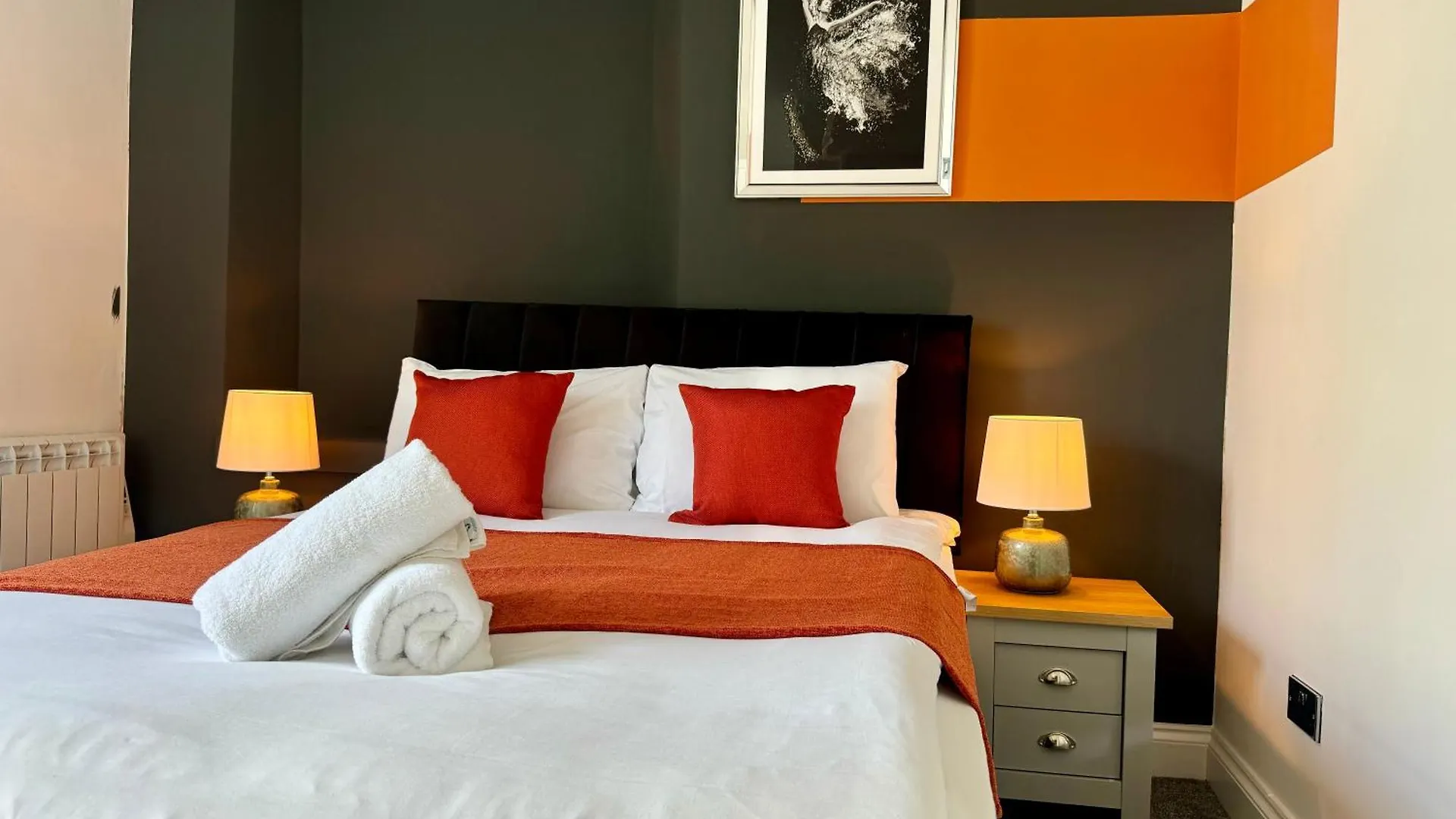 Next To Brighton Beach 3 Bedroom & 2 Bathroom Flat Sleep 12 Guests דירה