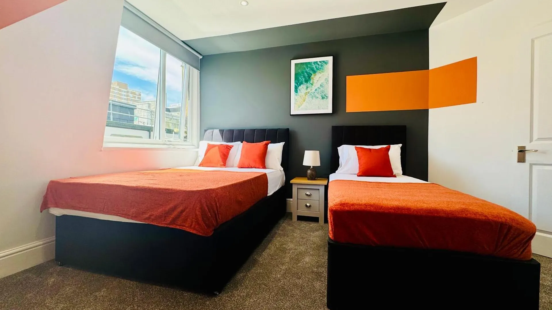Next To Brighton Beach 3 Bedroom & 2 Bathroom Flat Sleep 12 Guests